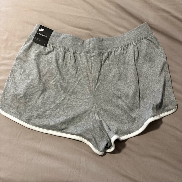 NWT Nike Women’s Shorts XL - Picture 3 of 4